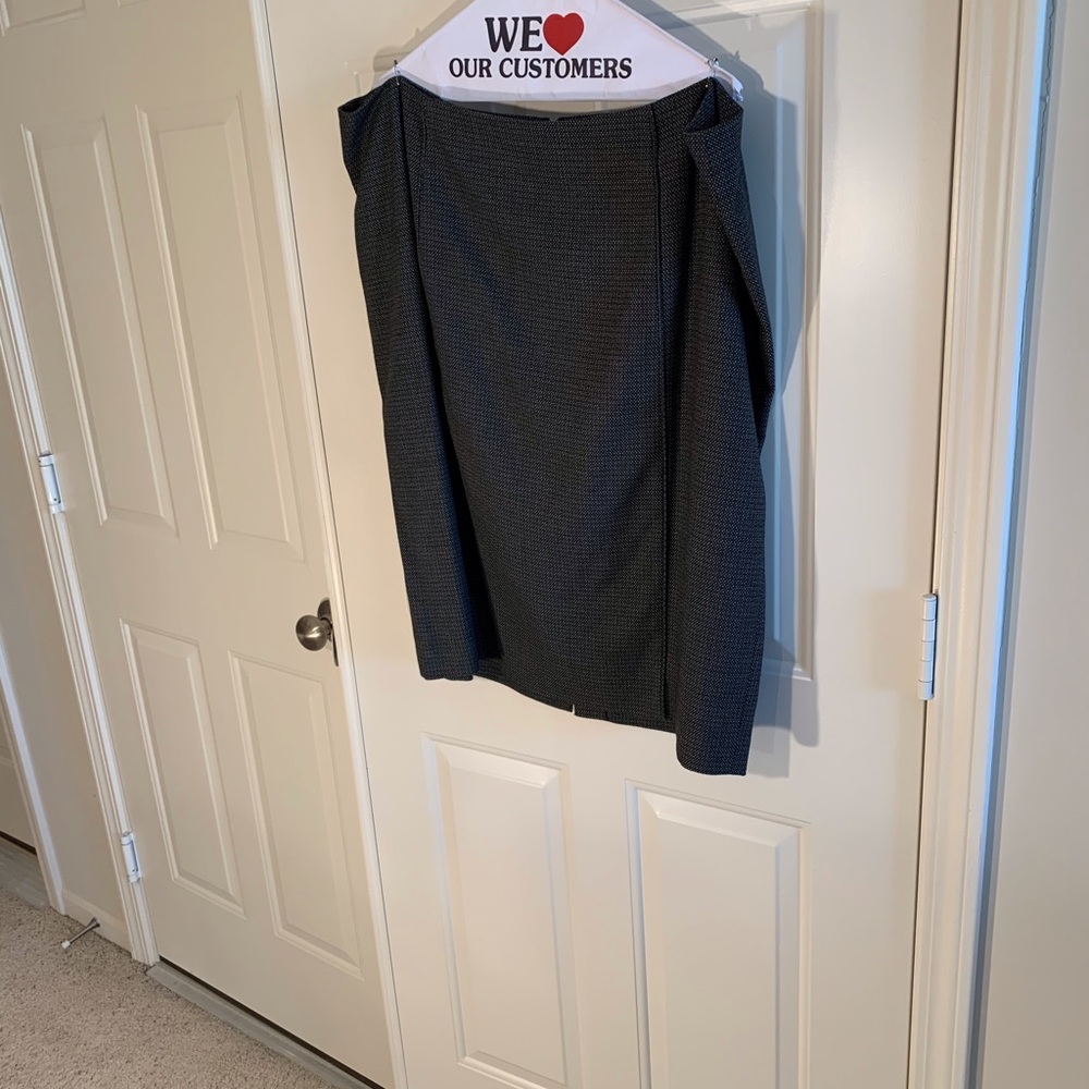 Sojour black with white geometric shapes skirt